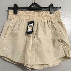🏷️ NWT Under Armour Women's Flex Woven 3in Crinkle Shorts Light Tan Size S